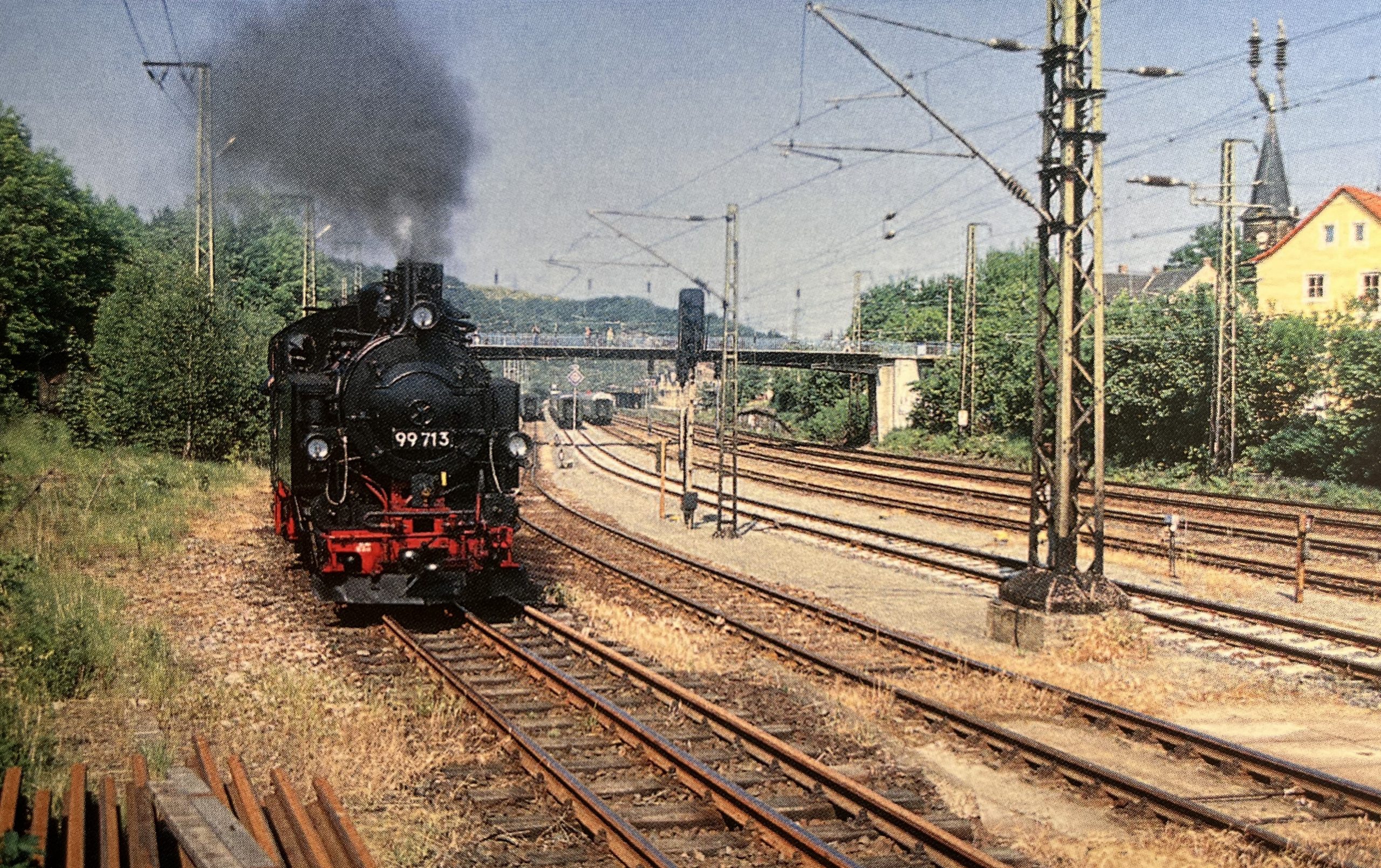 99 713 verlässt auf dem gemischtspurigen Verbindungsgleis (PHv-Linie) den Bahnhof Freital-Potschappel in Richtung Hainsberg, 18. Mai 2002, Foto: P. Wunderwald